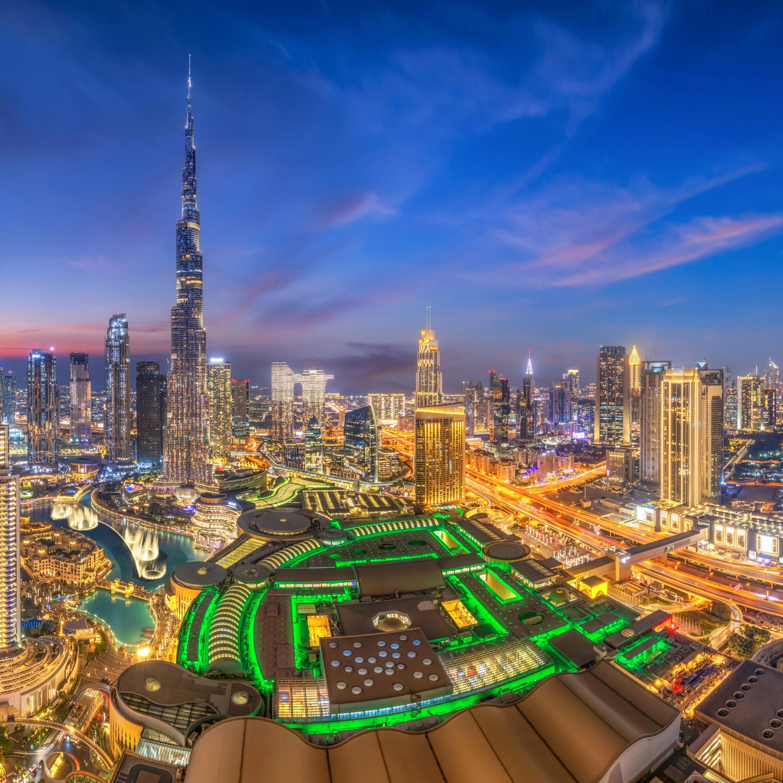 Nighttime,View,Of,Dubai's,Dazzling,Skyline,With,City,Lights,Twinkling,